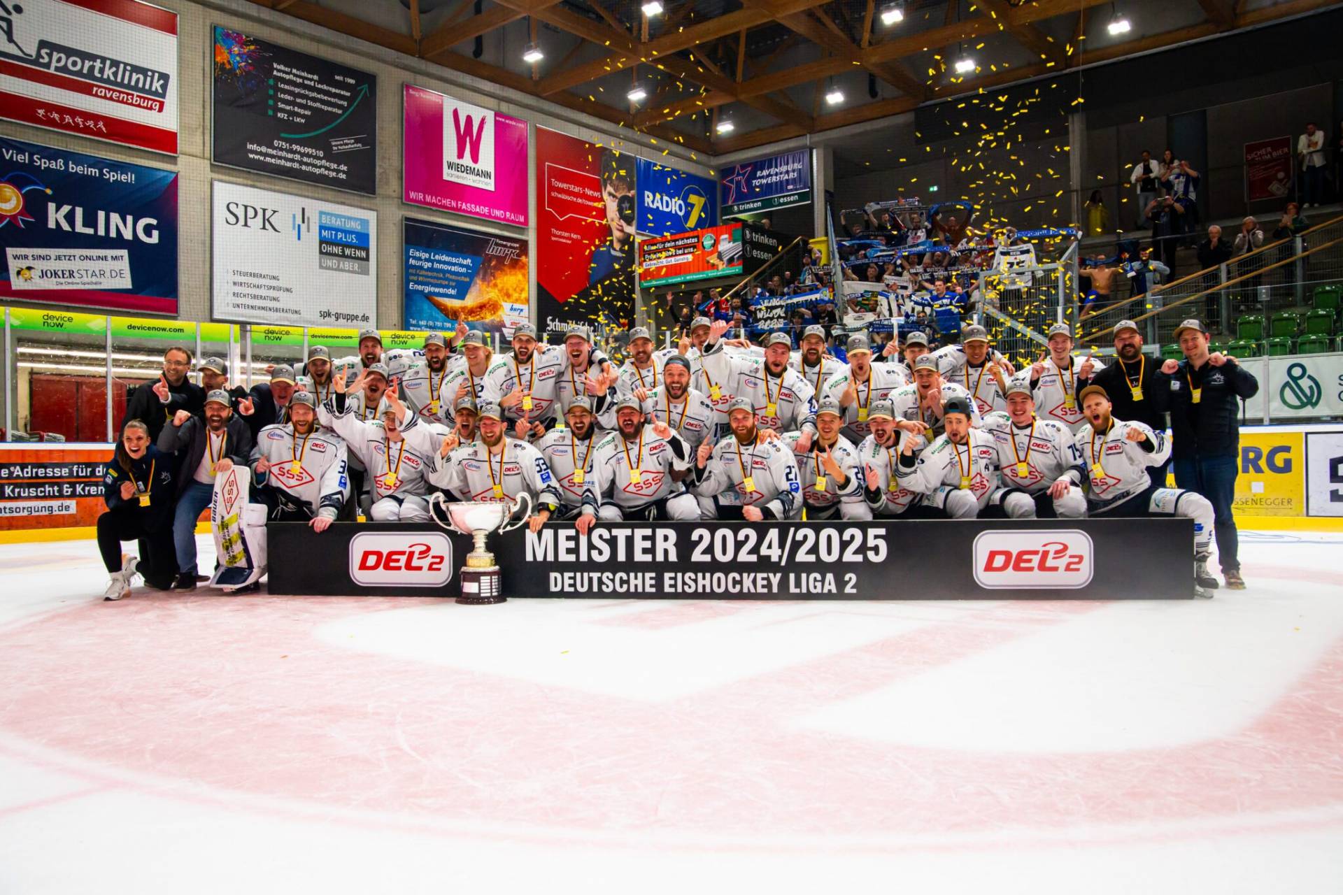Mannschaftsbild des Meister 2024/2025 der Deutschen Eishockey Liga 2